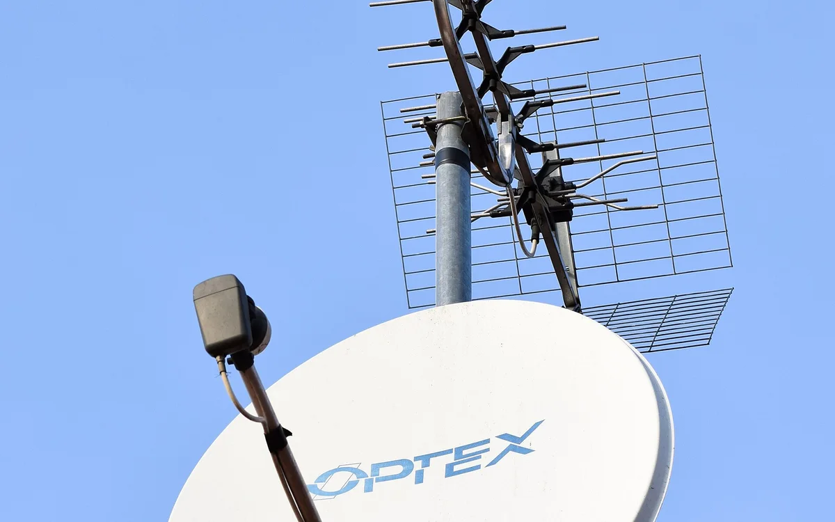 Decoder satellitare e telecomando per televisione in salotto