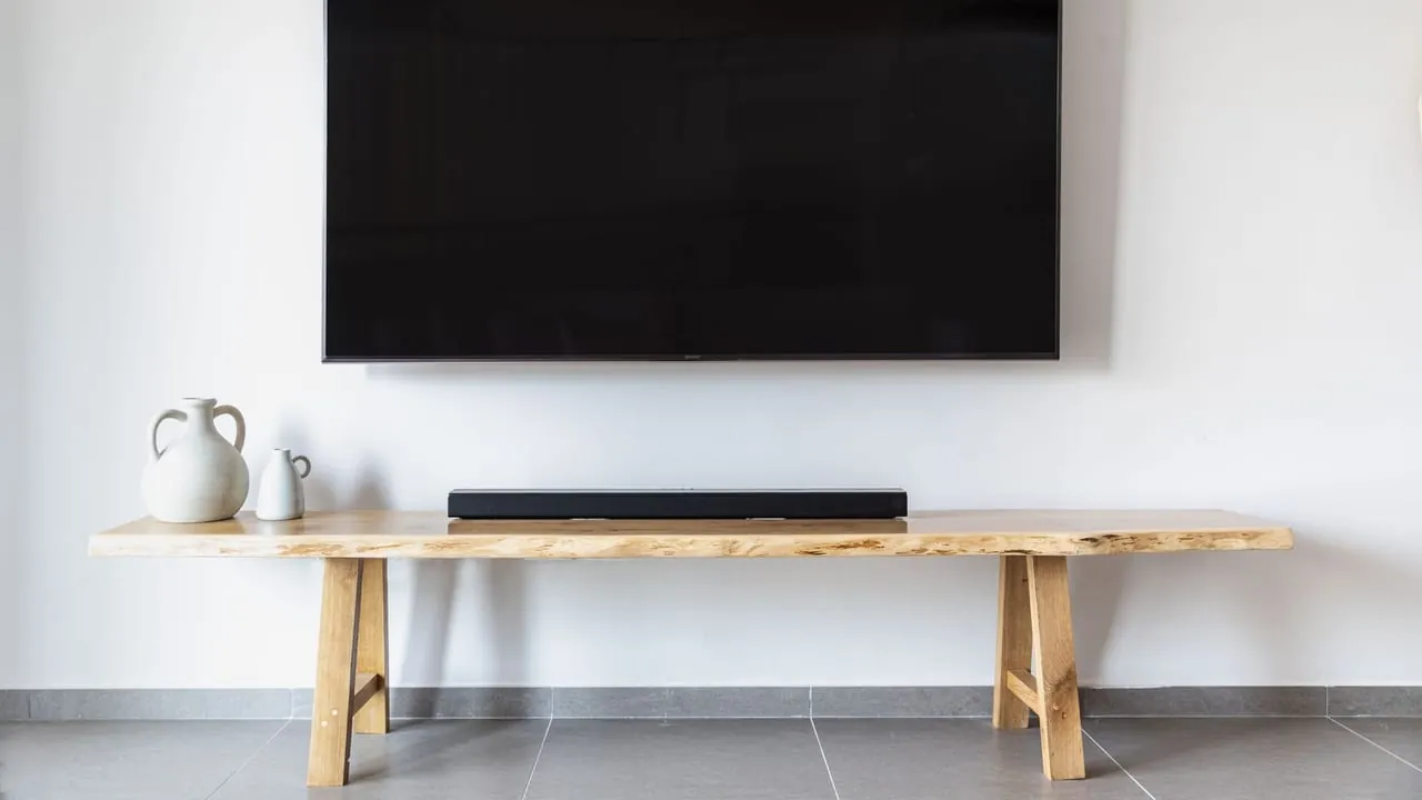 Schermo LG OLED con sistema webOS per streaming Full HD e 4K