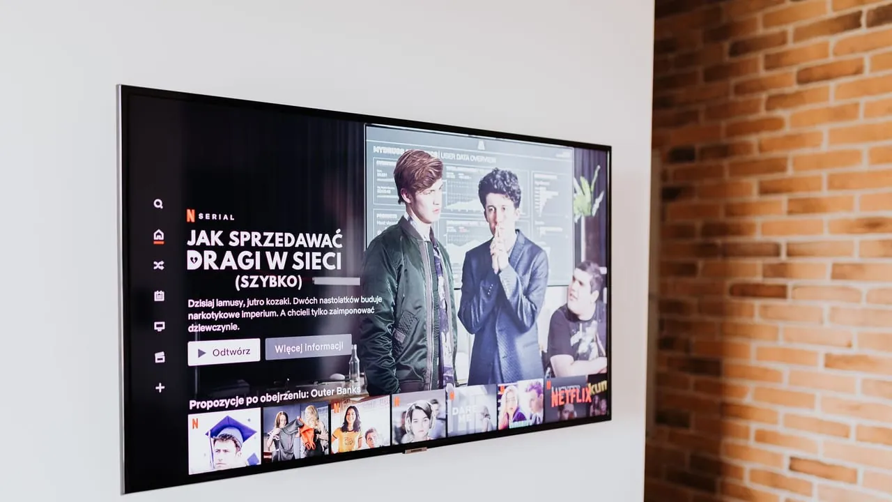 Smart TV Samsung con interfaccia Tizen OS per visione canali